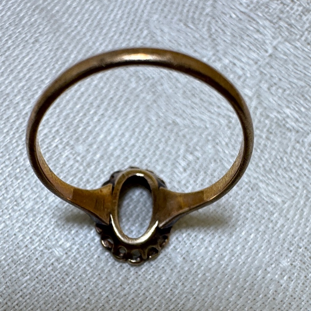 Elegant Gold-Tone Ring - Picture 6 of 7